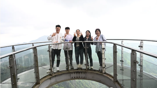 xc sports风管销售中心员工在安徽明堂山景区照片